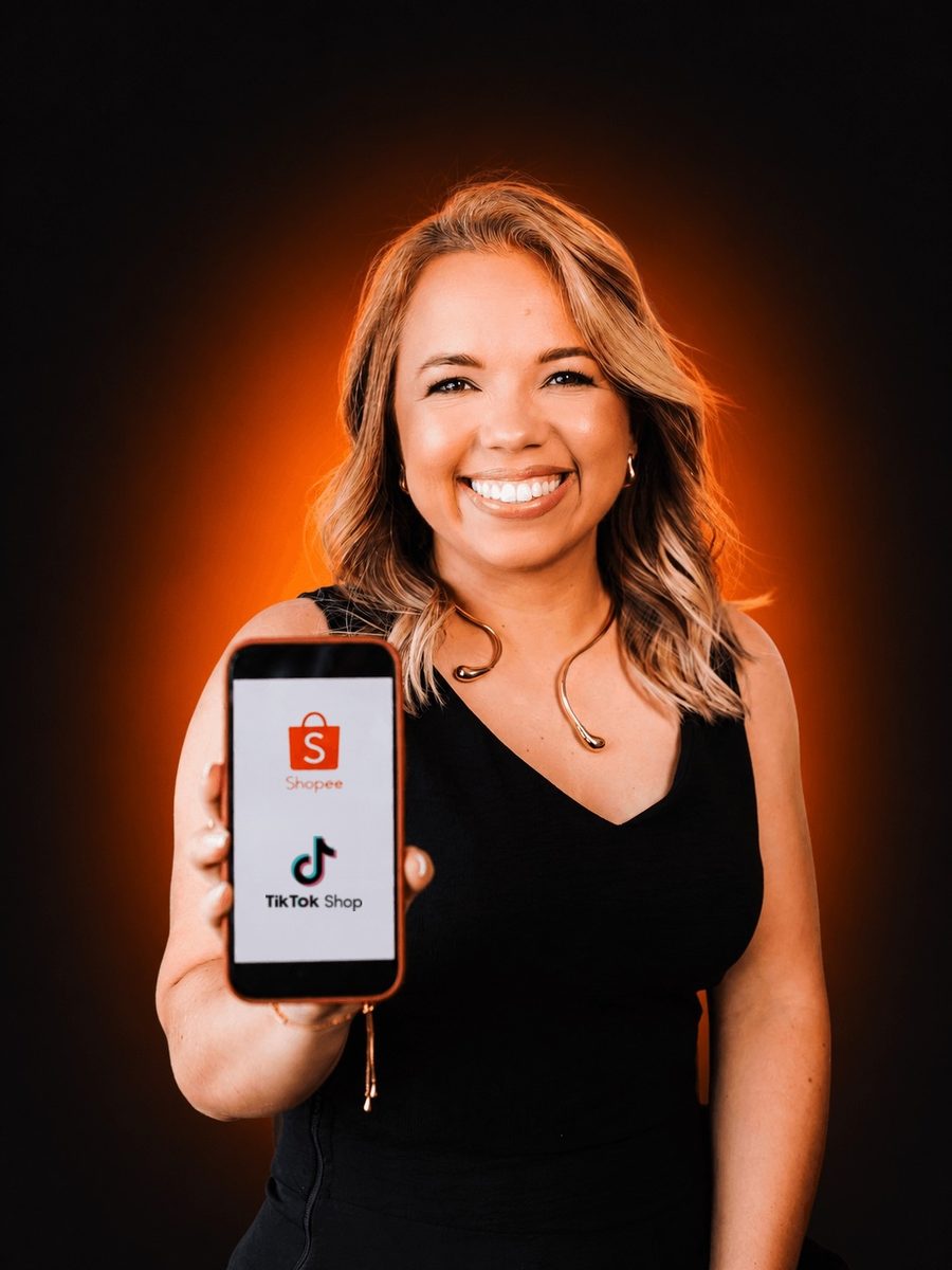 Juliana Magalhães segurando o celular com os logos da Shopee e do TikTok Shop